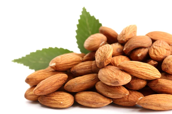 Sabrosas almendras frutos secos con hojas, aisladas en blanco —  Fotos de Stock