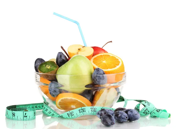 Cuenco de vidrio con fruta para dieta y cinta métrica aislada en blanco —  Fotos de Stock