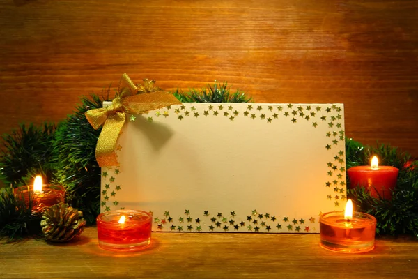 Mooie kerstcompositie met lege ansichtkaart op houten achtergrond — Stockfoto