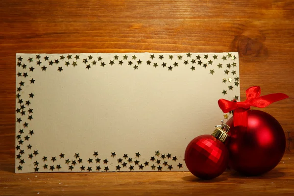Krásná vánoční kompozice na dřevěném pozadí — Stock fotografie