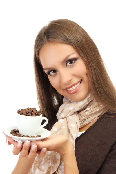 Bela jovem com xícara de grãos de café, isolado em branco — Fotografia de Stock