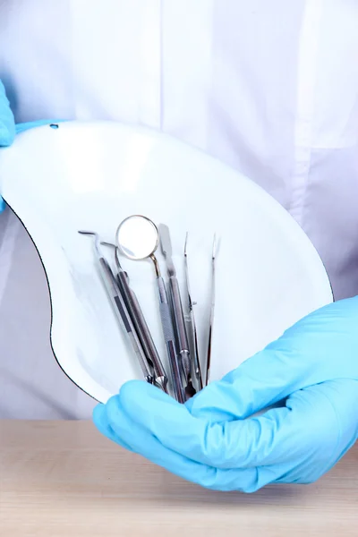 Bandeja de esterilización con herramientas dentales en manos de dentistas —  Fotos de Stock