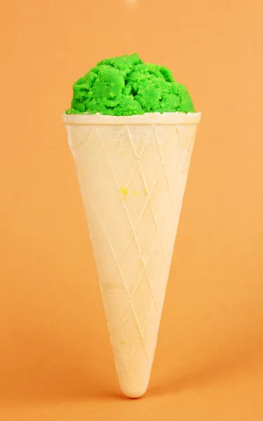 Cucharada del helado de kiwi en el cono de gofre sobre fondo beige —  Fotos de Stock