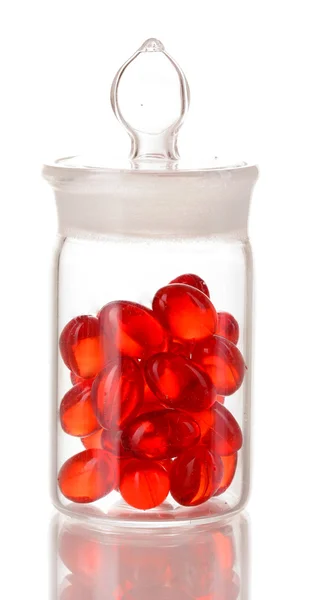 Капсулы витамина Е в прозрачной бутылке, изолированные на белом — стоковое фото