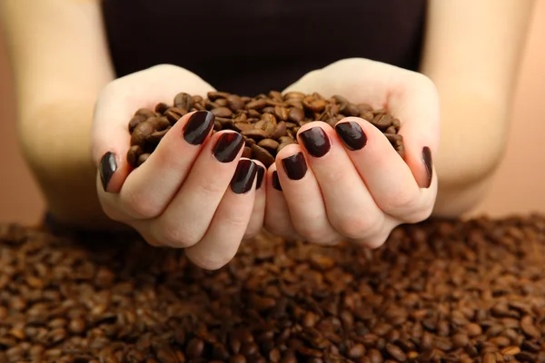Vrouwelijke handen met koffiebonen, close-up — Stockfoto