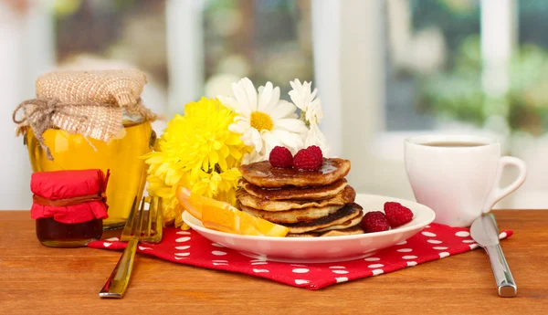 Delicious sweet pancakes on bright background — Stock Photo, Image