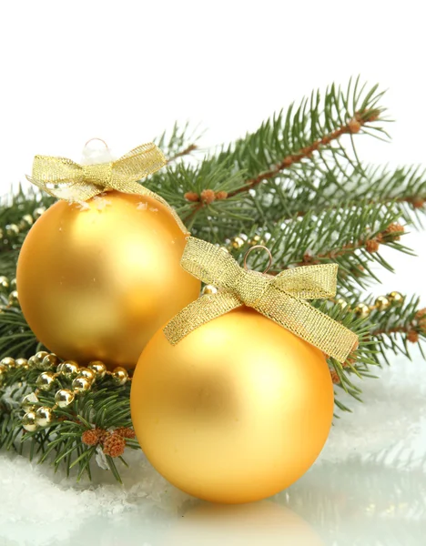 Рождественские шары на елке со снегом, изолированные на белом — стоковое фото