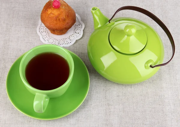 Fincan çay ve çaydanlık üstten görünüm üzerinde masa örtüleri — Stok fotoğraf