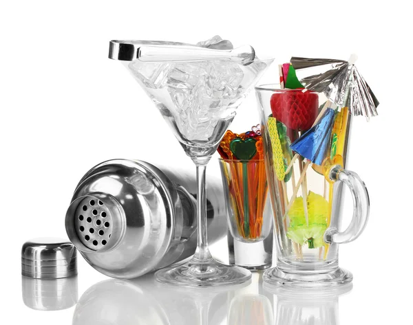 Cocktailshaker en andere op wit geïsoleerde barkeepersuitrusting — Stockfoto