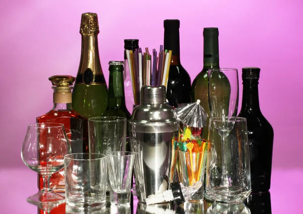 Coleção de vários copos e bebidas sobre fundo de cor — Fotografia de Stock