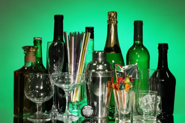 Collection de divers verres et boissons sur fond de couleur — Photo