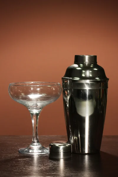 Cocktailshaker und Cocktailglas auf farbigem Hintergrund — Stockfoto