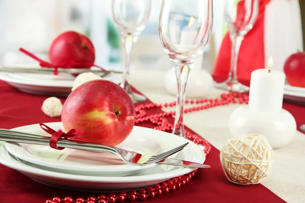 Hermoso ajuste de mesa de vacaciones con manzanas, primer plano —  Fotos de Stock