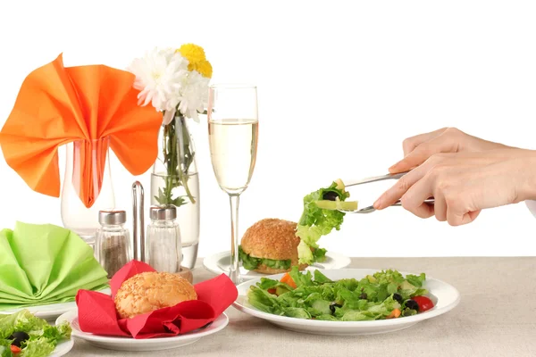 Vrouwelijke hand met diner geïsoleerd op wit — Stockfoto
