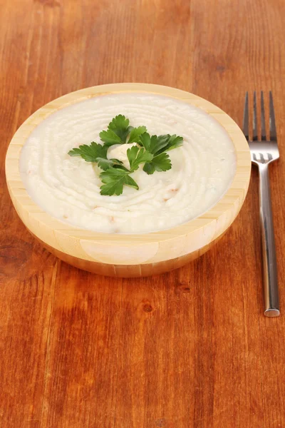 Mashed potatoes in wooden bowl on table close-up — Stock Photo, Image