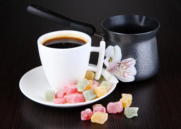 Beyaz fincan Türk kahvesi ile rahat lokum ve ahşap masa üstünde kahve makinesi — Stok fotoğraf