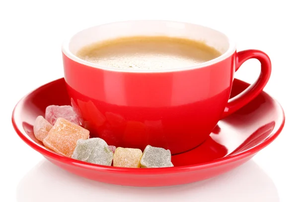 Röd kopp turkiskt kaffe med rahat glädje isolerad på vit — Stockfoto