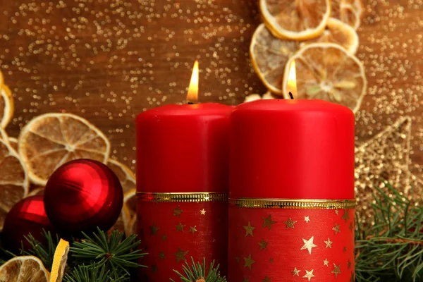 Két gyertyák és karácsonyi díszek, arany háttér — Stock Fotó