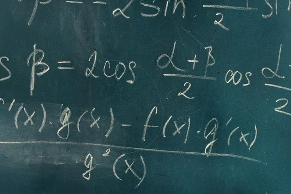 在黑板上用粉笔写的数学公式. — 图库照片