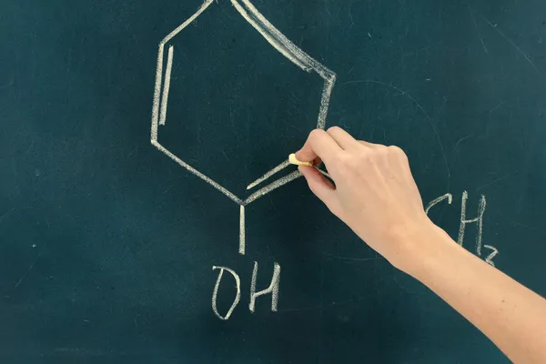 化学構造式のチョークで黒板に書かれました。. — ストック写真