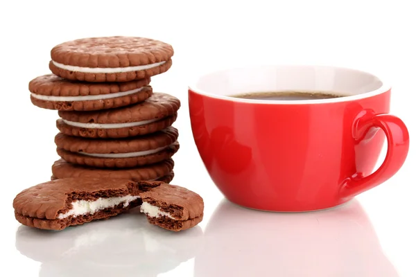 Galletas de chocolate con capa cremosa y taza de café aislado en blanco — Foto de Stock