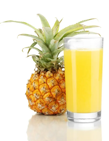 Rijp ananas en SAP glas geïsoleerd op wit — Stockfoto