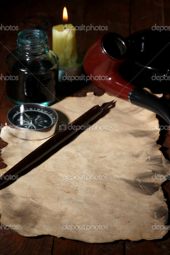 oud papier met inkt pen, een kompas en een sigaar in de buurt van ... oud papier met inkt pen, een kompas en een sigaar in de buurt van ...