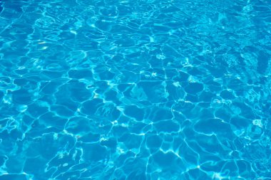 Güneşli yansımalı otel yüzme havuzu