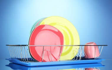 rafa mavi arka plan üzerinde renkli levha