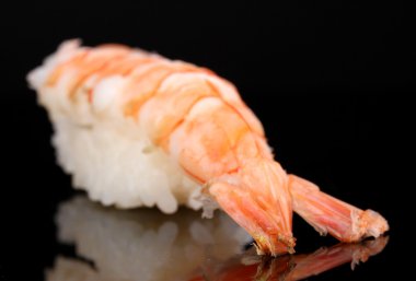 siyah üzerine izole lezzetli sushi