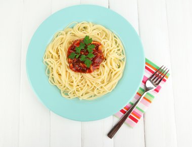 Tahta masadaki İtalyan spagettisi.