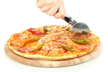 ahşap stand üzerinde beyaz izole kesme lezzetli biberli pizza