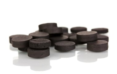 aktif karbon tabletleri üzerinde beyaz izole içinde