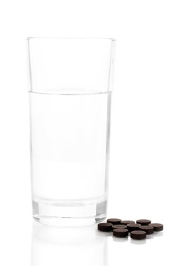 su ve aktif kömür üzerine beyaz izole