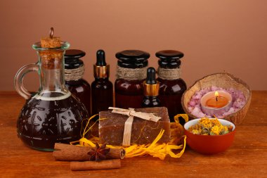 kahverengi zemin üzerine sabun yapımı için malzemeler