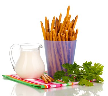 lezzetli kızarmış sopa üzerinde beyaz izole mor plastik kap içinde