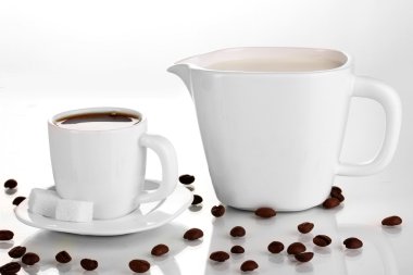 bir fincan sert kahve ve krem beyaz izole