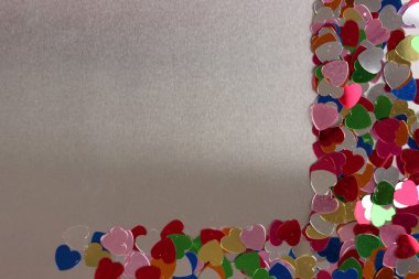 Kalpler konfeti gri arka plan üzerinde