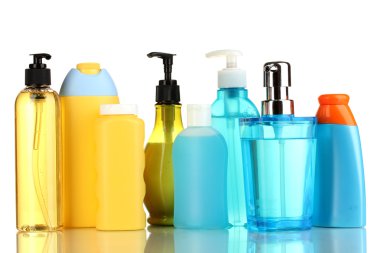 Kişisel bakım için bir sürü farklı kozmetik ürünü beyaza izole edilmiş.