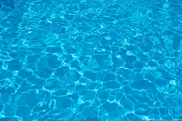 Piscina dell'hotel con riflessi di sole — Foto Stock