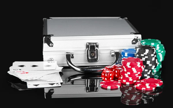 Poker instellen op een metalen behuizing geïsoleerd op zwarte achtergrond — Stockfoto