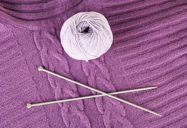 Purple sweater and a ball of wool close-up — Stock Photo, Image