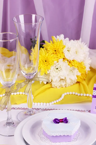 Servindo fabulosa mesa de casamento na cor roxa e amarela no fundo de tecido branco e roxo — Fotografia de Stock