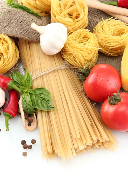 Espaguetis de pasta, verduras y especias, aislados sobre blanco —  Fotos de Stock