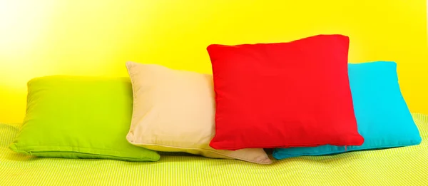 Lege bed met kussens en lakens in slaapkamer — Stockfoto