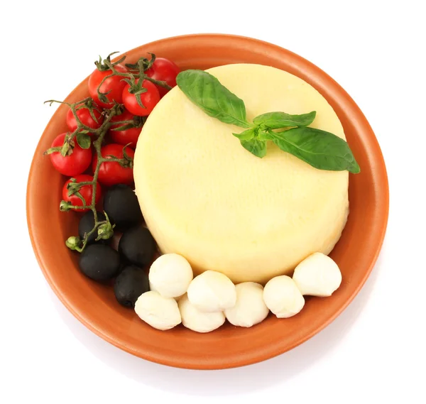 Sýr mozzarella s zeleninou v isolataed deska na bílém pozadí — Stock fotografie