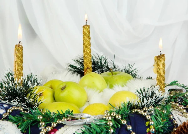 Sirviendo mesa de Navidad en tono azul sobre fondo de tela blanca —  Fotos de Stock