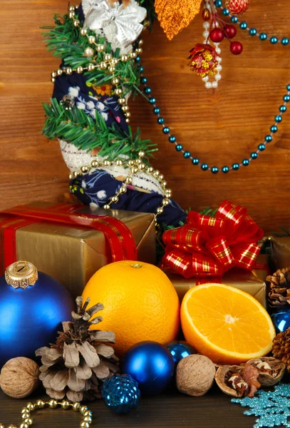 Composición de decoraciones navideñas sobre mesa de madera sobre fondo de madera — Foto de Stock