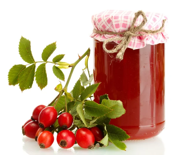 Jar 与髋关节玫瑰果酱和成熟的浆果，孤立在白色 — 图库照片