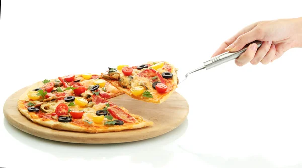 Die Hand der Frau hält ein Stück Pizza auf einer kulinarischen Schulter auf weißem Hintergrund in Großaufnahme — Stockfoto